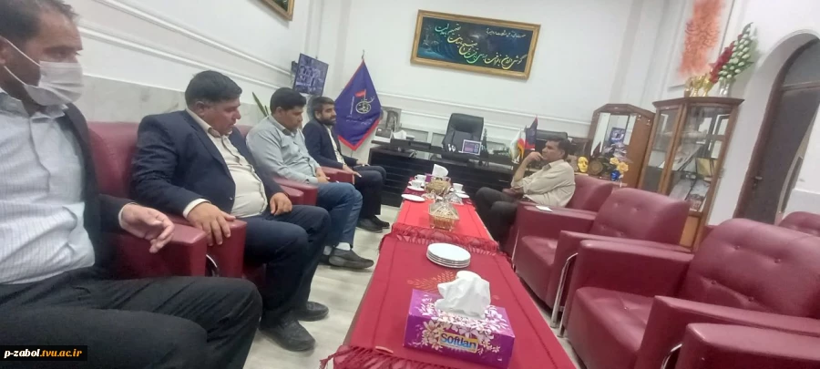 به منظور توسعه همکاری‌های علمی، آموزشی و شهری، ریاست و جمعی از کارکنان آموزشکده زابل با شهردار محترم این شهرستان دیدار و گفت‌وگو کردند.
 2