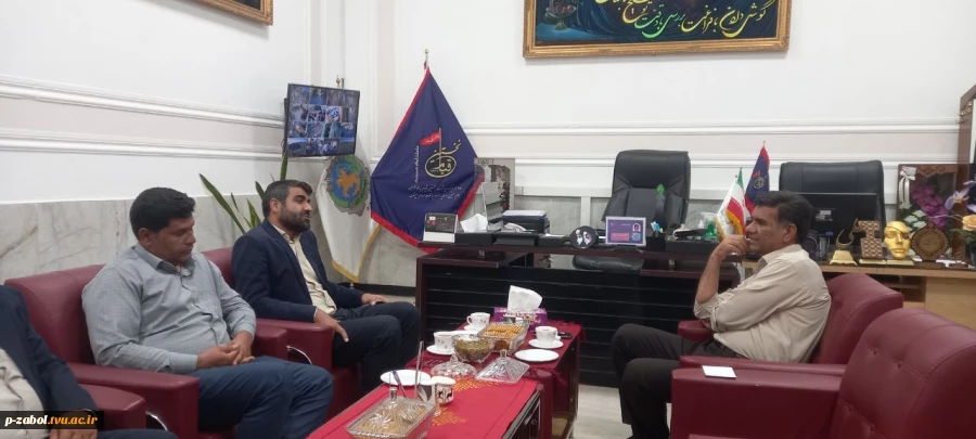 به منظور توسعه همکاری‌های علمی، آموزشی و شهری، ریاست و جمعی از کارکنان آموزشکده زابل با شهردار محترم این شهرستان دیدار و گفت‌وگو کردند.
 5
