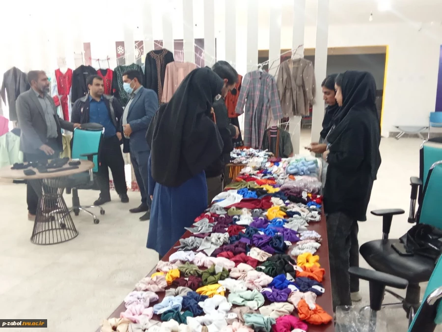 بازدید ریاست و کارکنان آموزشکده زابل از نمایشگاه دستاوردهای رشته طراحی دوخت 5