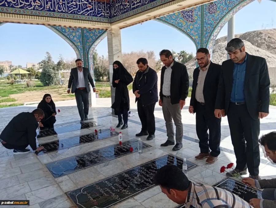 برگزاری مراسم غبارروبی و عطر افشانی مزار شهدای گمنام  توسط ریاست و کارکنان آموزشکده زابل 2