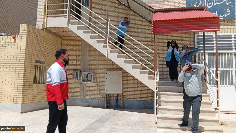 مانور آموزشی مدیریت بحران و  اصول پناه‌گیری و تخلیه اضطراری در آموزشکده زابل 3