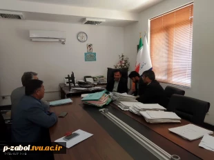 جلسه  دکتر مطهری نژاد ریاست محترم آموزشکده زابل ، با مهندس سلیمی، رئیس اداره راه و شهرسازی شهرستان زابل با مهندس دهمرده رئیس اداره ثبت اسناد واملاک شهرستان زابل در مورد سند مالکیت آموزشکده زابل 2